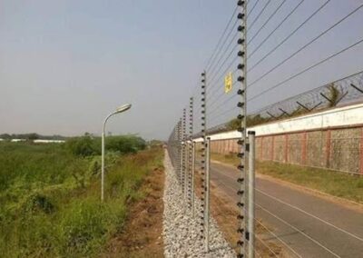 close up picture of an electrified fence perimeter